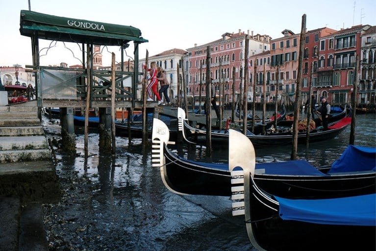 Hollen of stilstaan in Venetië: na extreem hoog waterpeil staan kanalen nu droog