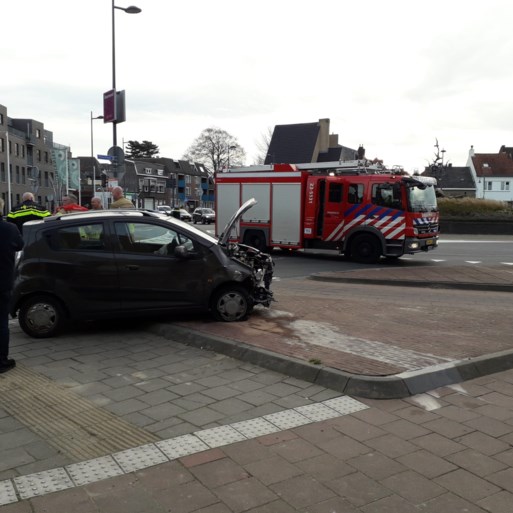 Auto ramt gevel Hotel Valies in Roermond, bestuurder gewond