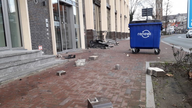 Auto ramt gevel Hotel Valies in Roermond, bestuurder gewond