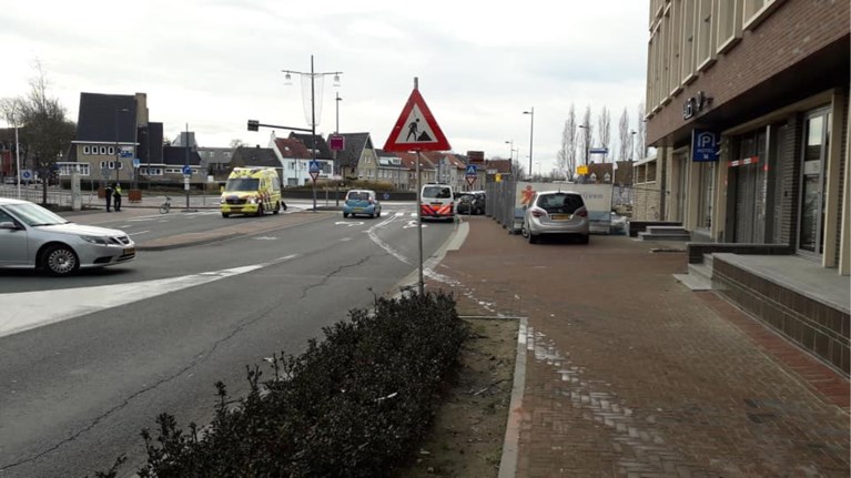 Auto ramt gevel Hotel Valies in Roermond, bestuurder gewond