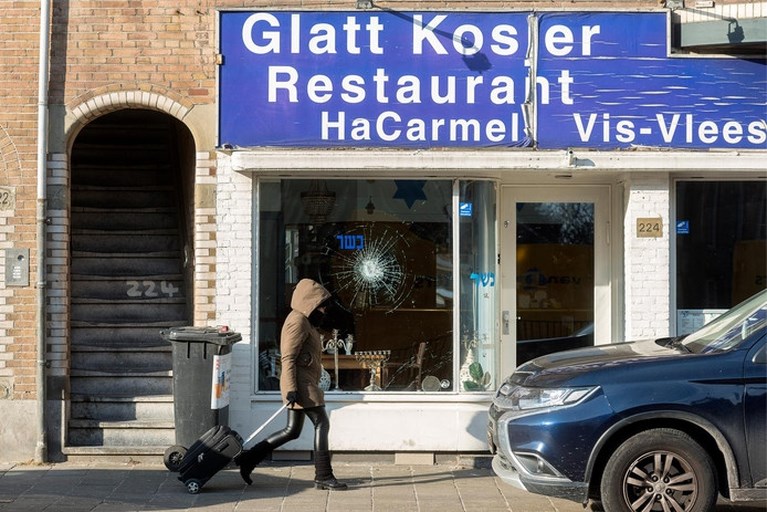 Verdacht pakketje voor Joods restaurant blijkt loos alarm