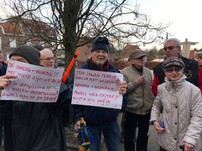 Tientallen demonstranten bij lawaaiprotest in Schinveld tegen Awacs