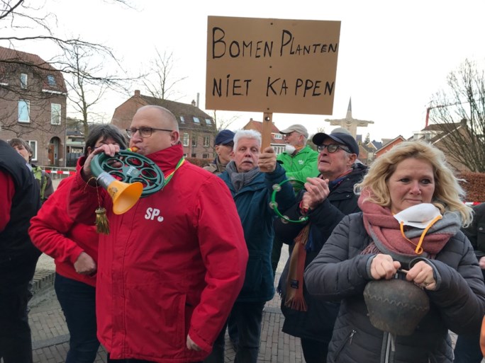 Tientallen demonstranten bij lawaaiprotest in Schinveld tegen Awacs