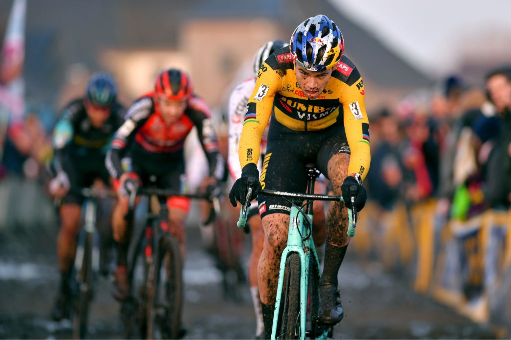 Van Aert blijft nog even veldrijden en wil naar WK - De Limburger