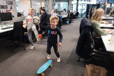 Help, de juf staakt! Neem je kinderen mee naar je werk: ‘Nu even niet, mama is aan het vergaderen’