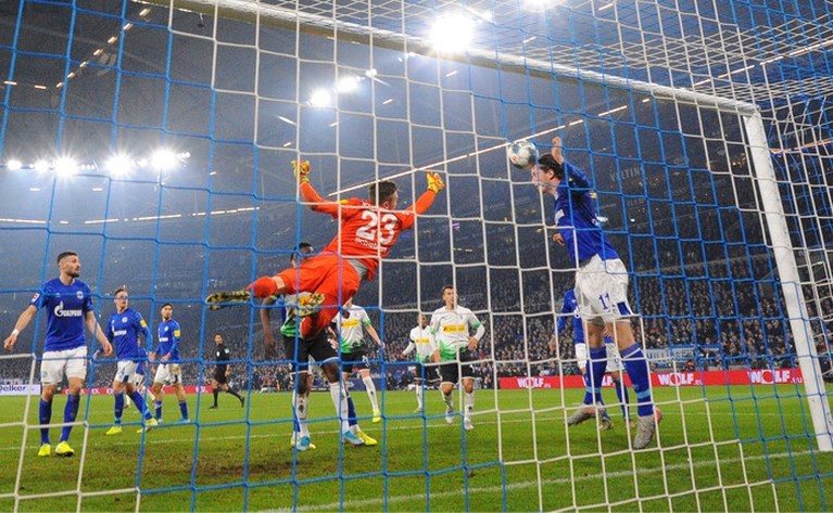 Gladbach loopt koppositie mis na nederlaag bij Schalke