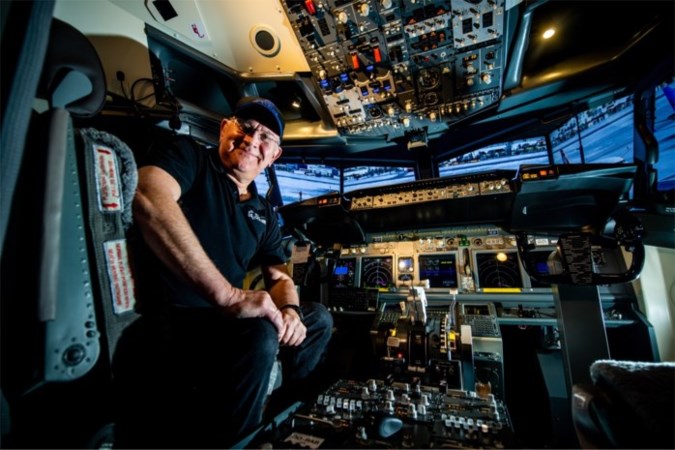Clement (66) bouwde hele cockpit Boeing 737 na in slaapkamer: ‘Maar mijn vrouw wil nooit meevliegen’