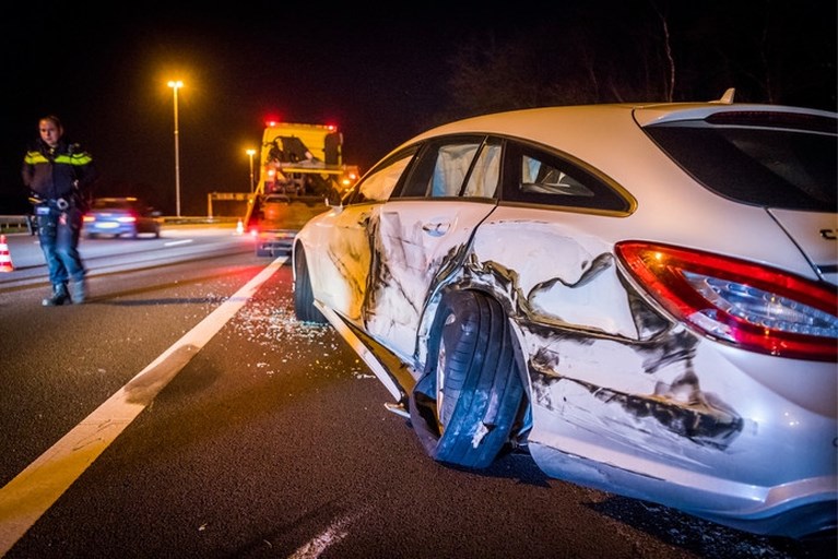 Bestuurster heeft heel veel geluk: vrachtwagen schampt auto met pech op vluchtstrook