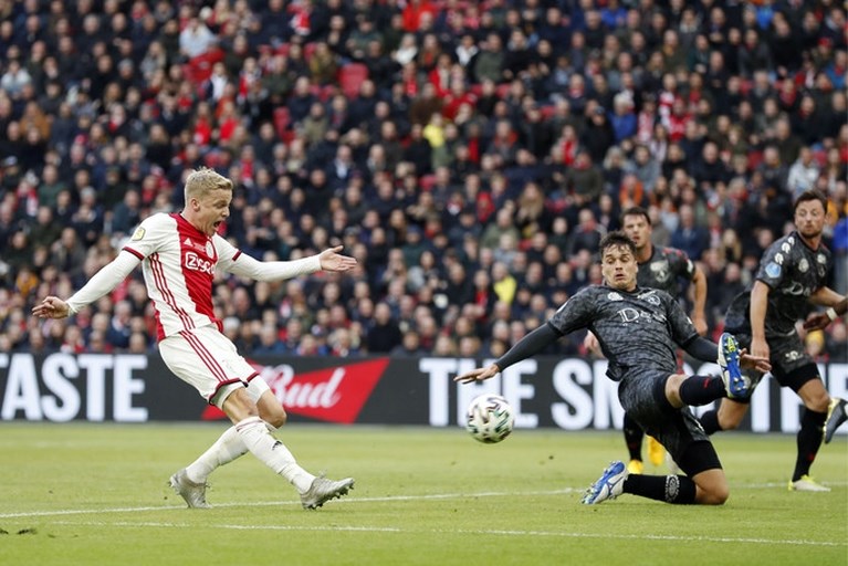 Matig Ajax zes punten los na magere zege, zorgen om Ziyech