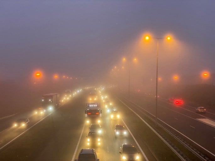 Grote verkeershinder op Limburgse snelwegen vanwege dichte mist tijdens avondspits