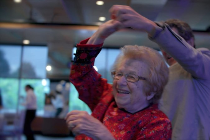 Ask Dr. Ruth: aardig eerbetoon aan populaire seksuoloog