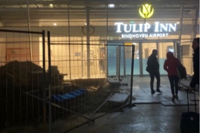 Reizigers in vrieskou voor dichte deur Eindhoven Airport na urenlange vertraging: ‘Dit is echt bizar geregeld’