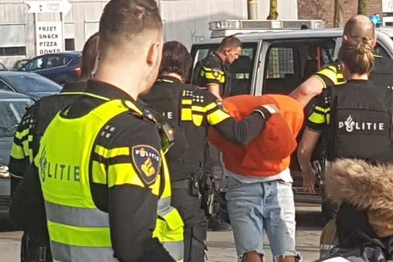 Video: Student speelt met nepwapen populair schietspel na, opgepakt en school ontruimd
