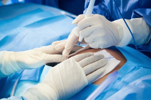 Baby in wang gesneden tijdens keizersnee, ziekenhuis betaalt schadevergoeding