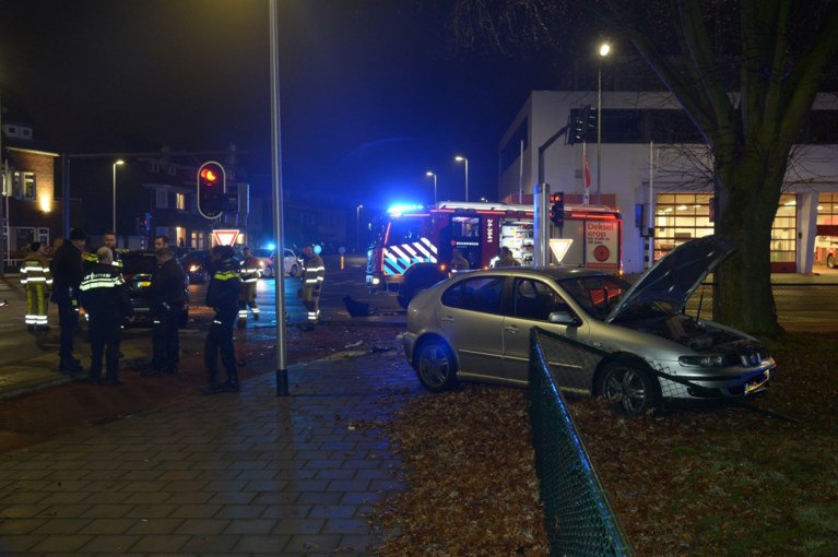 Twee auto’s botsen tegen elkaar bij brandweerkazerne