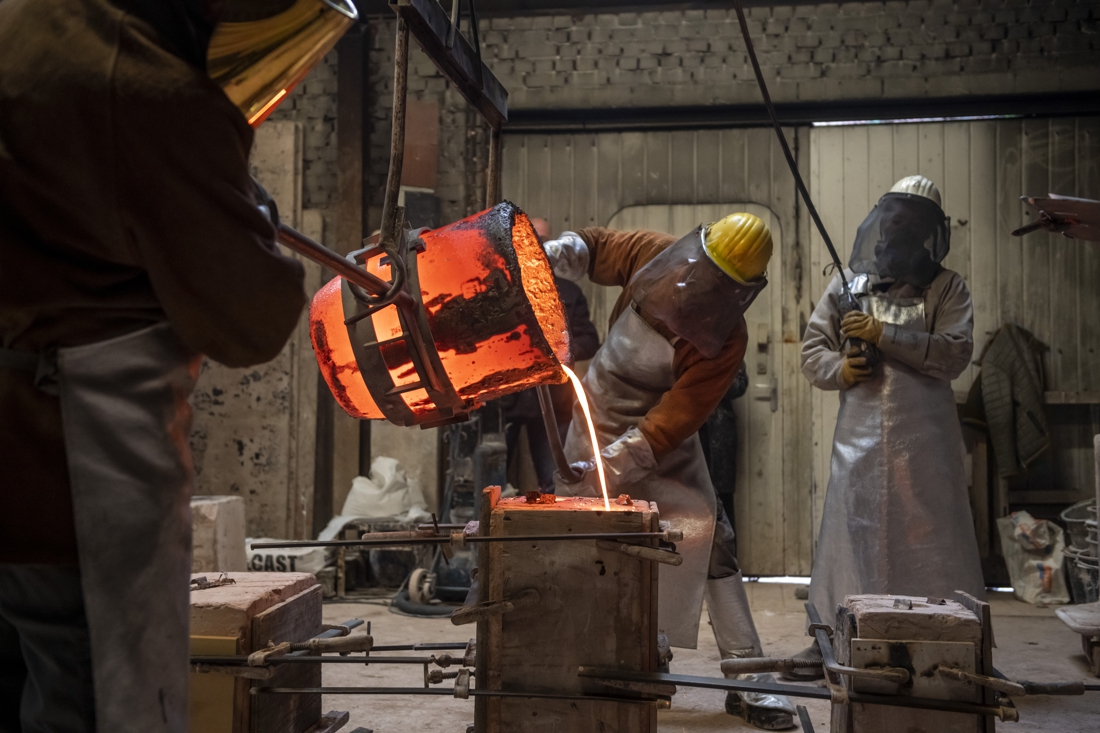 Zwetend in de winter: Gietmeester Rob Korten (29) uit Grathem - De Limburger