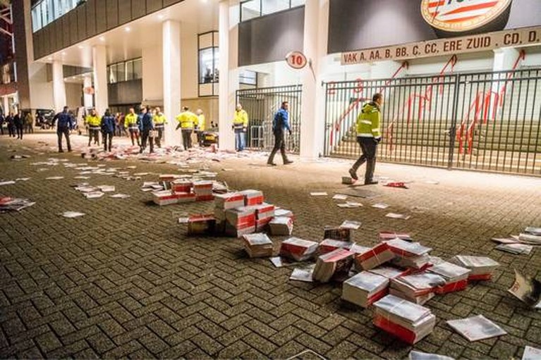 Woedende PSV-supporters bestormen ingang Philips Stadion, meerdere arrestaties