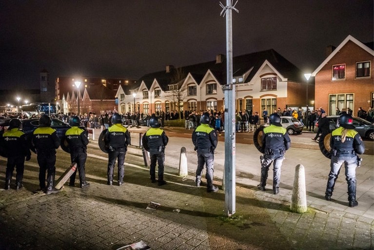 Woedende PSV-supporters bestormen ingang Philips Stadion, meerdere arrestaties