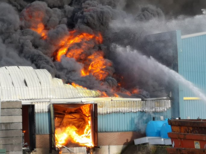 Video: Grote brand bij recyclingbedrijf Venray onder controle, nablussen gestart