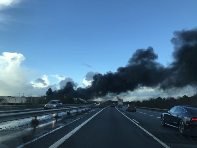 Video: Grote brand bij recyclingbedrijf Venray onder controle, nablussen gestart