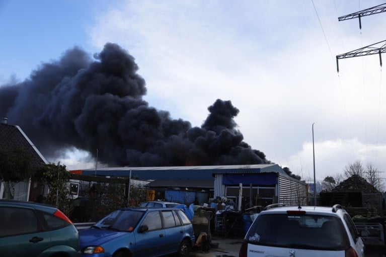 Video: Grote brand bij recyclingbedrijf Venray onder controle, nablussen gestart