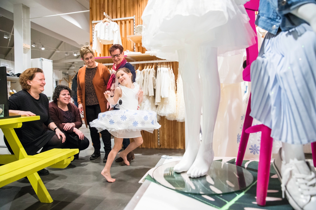 Voorpret! Noor uit Geijsteren zoekt de perfecte jurk voor de eerste heilige communie - De Limburger