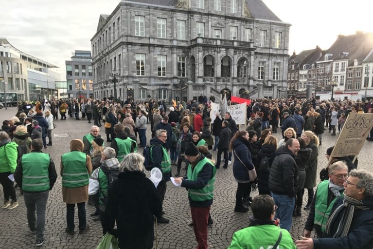Video: Stakende leerkrachten bijeen op de Markt in Maastricht