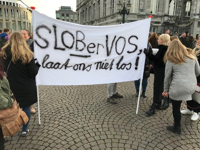 Video: Stakende leerkrachten bijeen op de Markt in Maastricht
