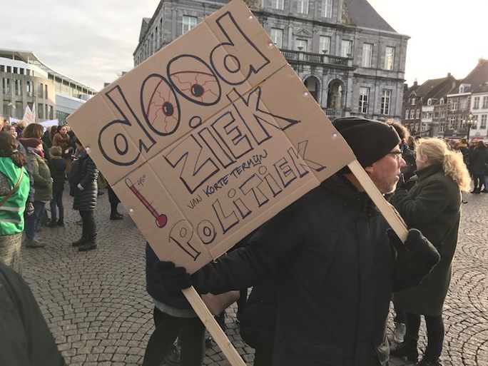 Video: Stakende leerkrachten bijeen op de Markt in Maastricht