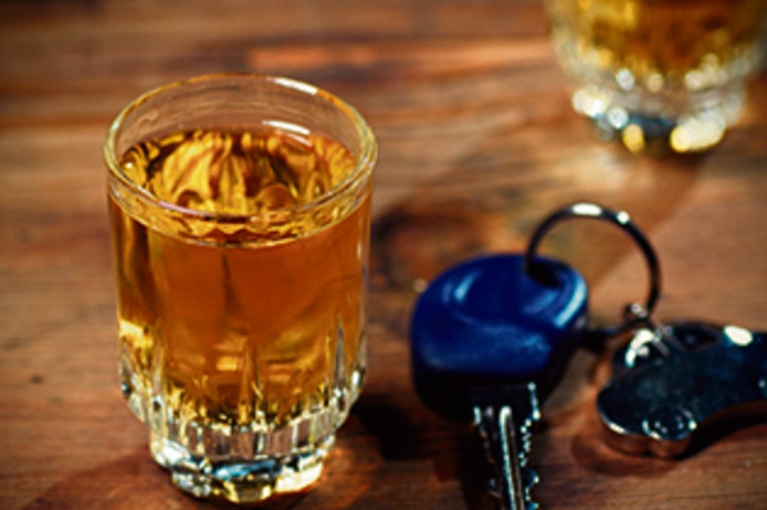 Dronken vrouw met zes kinderen in de auto van de snelweg gehaald - De Limburger