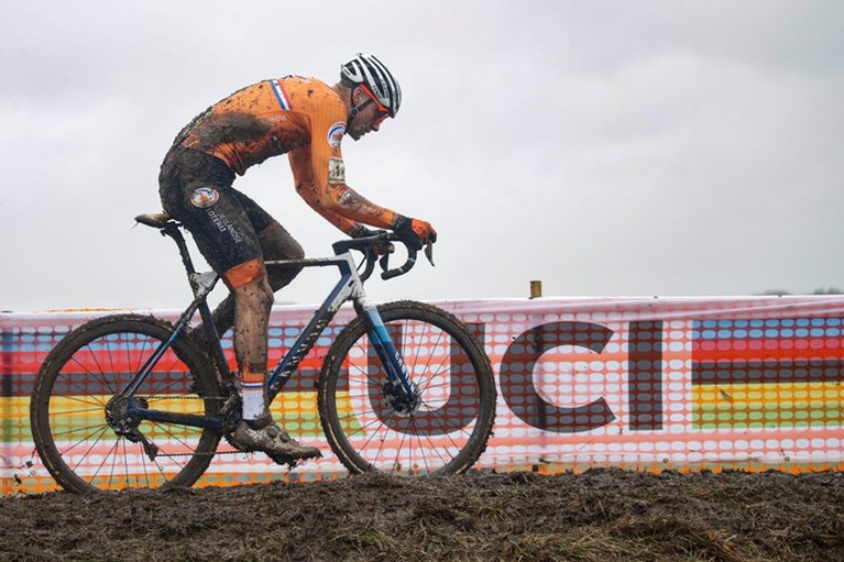 Sensationele Van der Poel soleert onbedreigd naar derde wereldtitel veldrijden