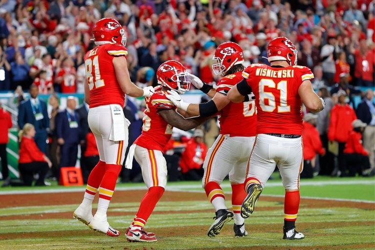 Kansas City Chiefs winnen na 50 jaar weer de Super Bowl