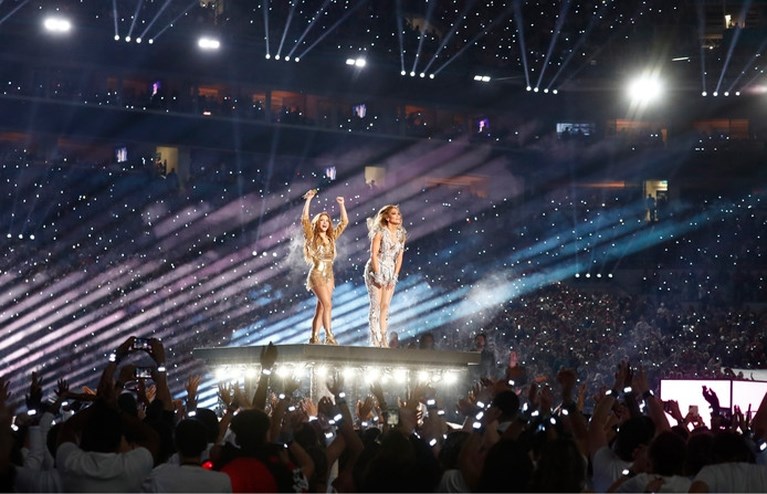 Video: Dochter (11) J.Lo zingt mee in wervelende Super Bowl-show
