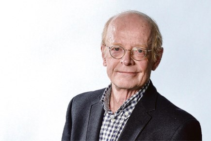 ‘Oom Piet zocht een bankje bij het water en keek met een lui oog om zich heen’