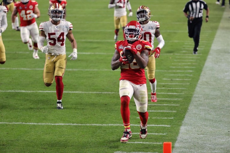 Kansas City Chiefs winnen na 50 jaar weer de Super Bowl