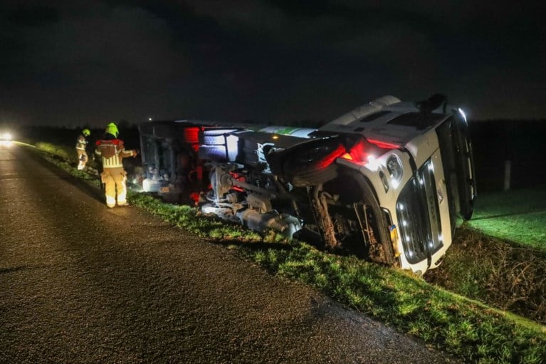 Stevige windvlaag: melkwagen komt op zijkant in sloot terecht