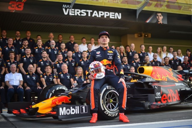 De auto waarin Max er meteen moet staan komt eraan