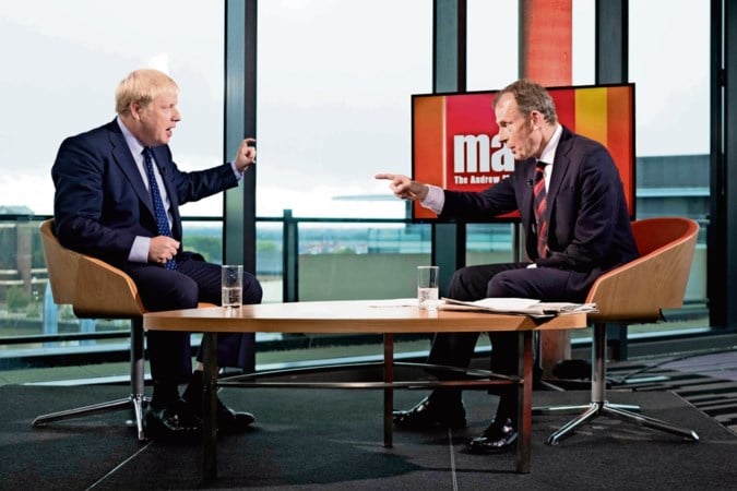 Premier Boris Johnson botst met media