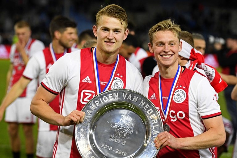 Ajax door verkoop Ziyech in één klap beste handelshuis ter wereld