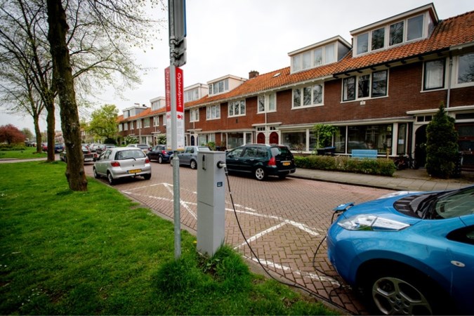 Vermogen elektrische laadpalen omlaag: stroomnet kan het anders niet aan