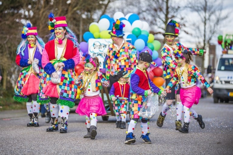 Bonte carnavalsoptocht trekt nu wel door ’t Ven