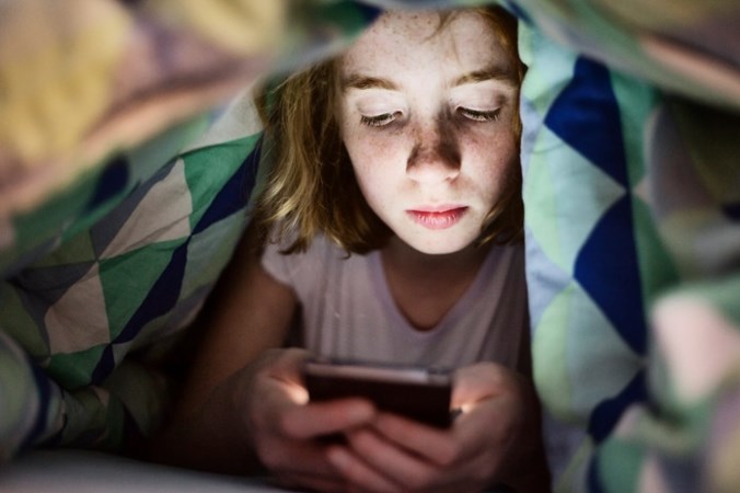 Waarom tv kijken in de avond beter voor je is dan staren naar je smartphone