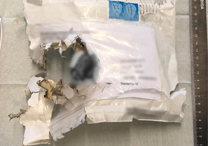 Afperser ondertekende bombrieven met streepjes
