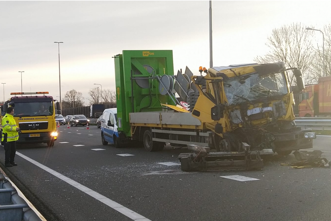 Grote ravage na ongeluk met vrachtwagen op A2: traumahelikopter opgeroepen.