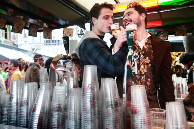 Carnaval: is het echt beter om voor het drinken een bodempje te leggen?