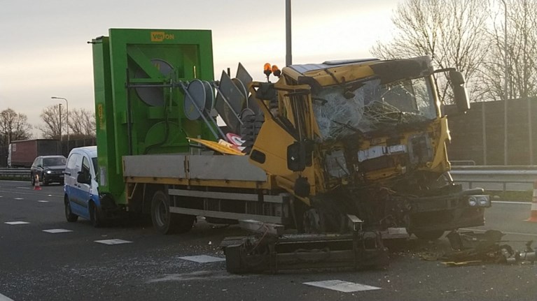 Grote ravage na ongeluk met vrachtwagen op A2