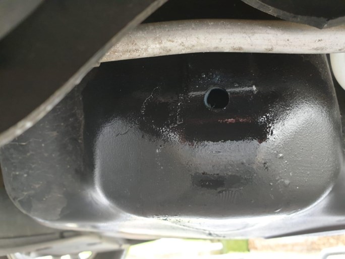 Gat geboord in tank van auto: tientallen liters benzine op straat