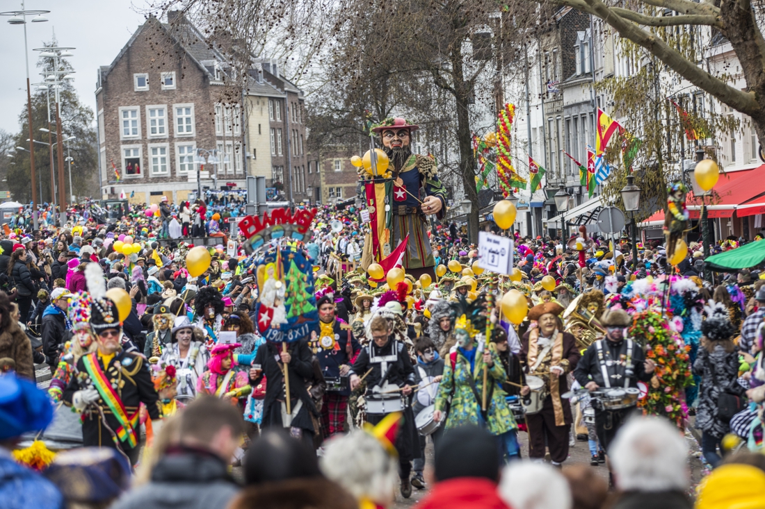 Groep expats krijgt spoedcursus carnaval ‘Ik kijk ernaar ui... De Limburger