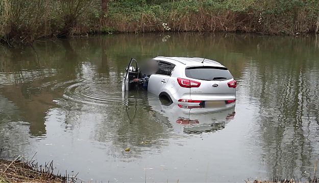 Video: Automobilist rijdt nieuwe wagen kort na aankoop het water in - De Limburger
