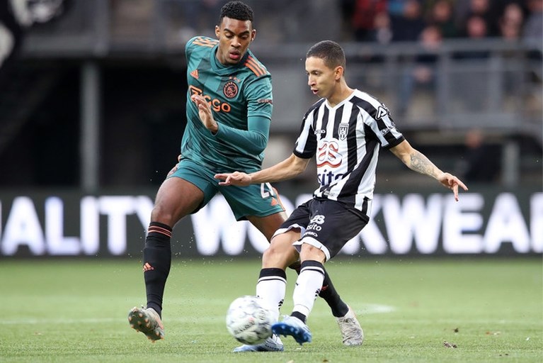 Ajax krijgt bij Heracles opnieuw een enorme dreun